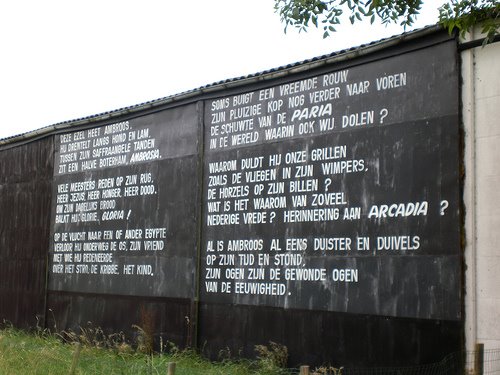 De Ezel Ambroos van Hugo Claus aan stalmuur in Watou