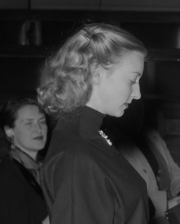 Uitreiking Reina Prinsen Geerligs Prijs in aula van de Universiteit van Amsterdam aan beide winnaars, Remco Campert en Ellen Warmond, door P.J. Prinsen Geerligs *24 november 1953